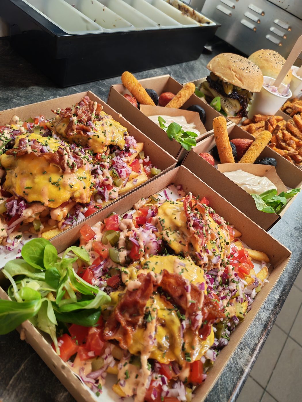 Wolf Burger tálak és burger frissen, kartondobozban
